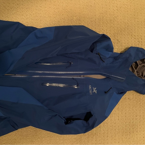 Arc’teryx Alpha AR women’s gore-tex jacket in somerset blue. - Picture 6 of 6